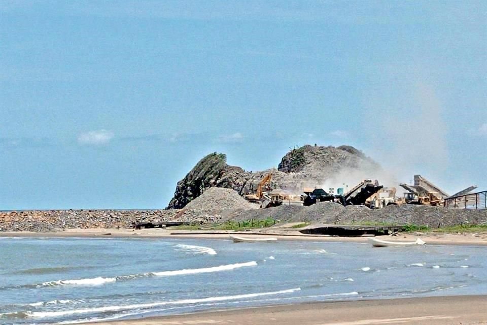 Desde 2020, la Semarnat aprobó la extracción de 7 millones de metros cúbicos de roca volcánica de la Reserva de la Biósfera de Los Tuxtlas, en Veracruz.