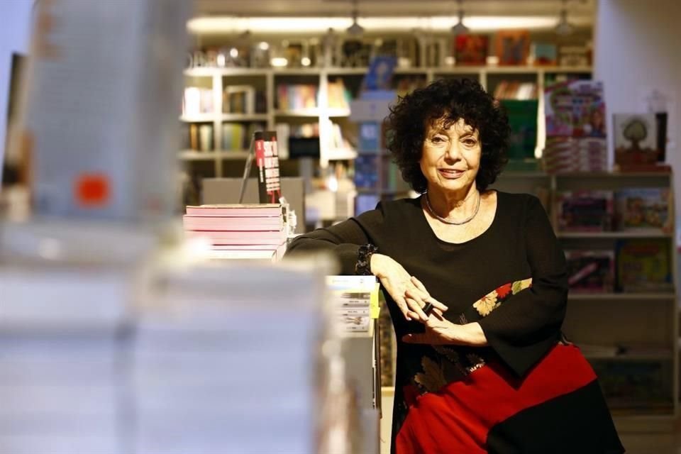 Carlos Fuentes consideró en su momento a la escritora Luisa Valenzuela como heredera de la literatura latinoamericana. Ahora la argentina acude a México para rendir un homenaje al mexicano.