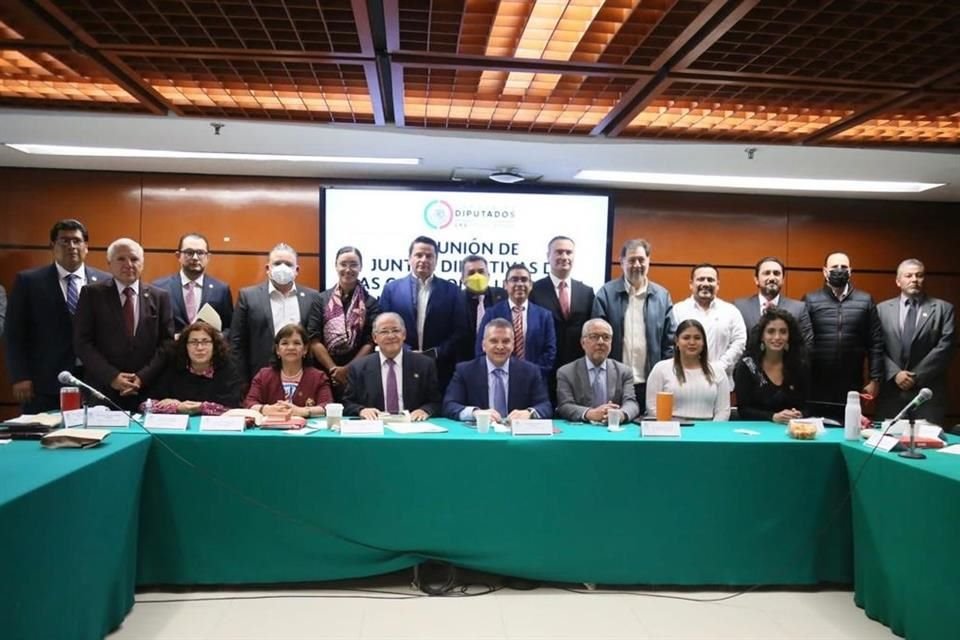 Las comisiones de Energía y Puntos Constitucionales están integradas por 35 diputados de Morena, 21 del PAN, 12 del PRI, 7 del Partido Verde, 6 del Partido del Trabajo, 4 de MC y 3 del PRD.