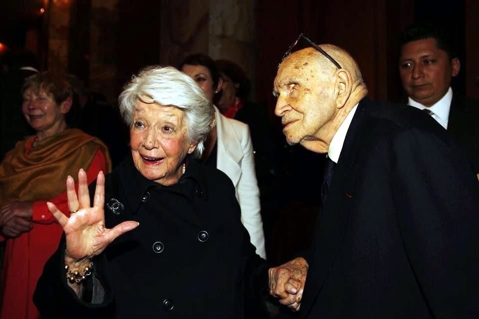 El matrimonio conformado por Ana María Icaza y Ramón Xirau, en una imagen de 2014, tres años antes de la muerte del poeta.