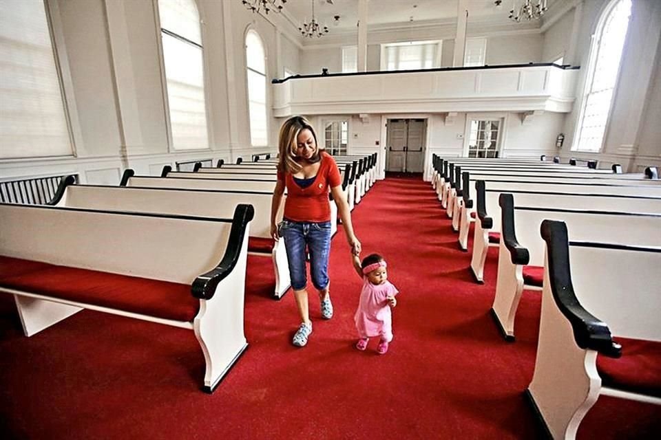 Después de 3 años refugiada en una iglesia que le dio santuario, la migrante Vicky Chávez recibió un permiso para quedarse en EU por un año.