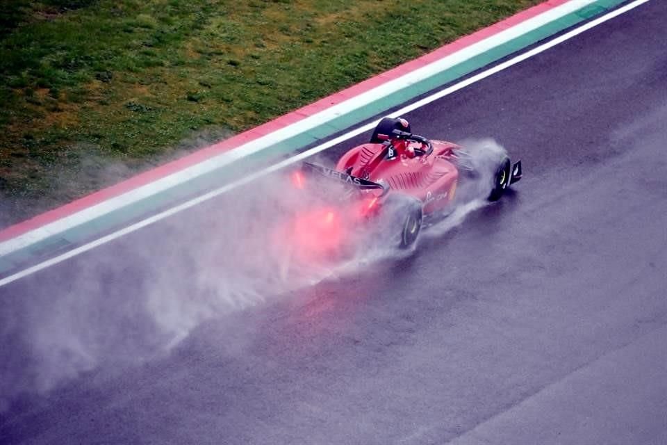 Ferrari comienza fuerte en Imola.