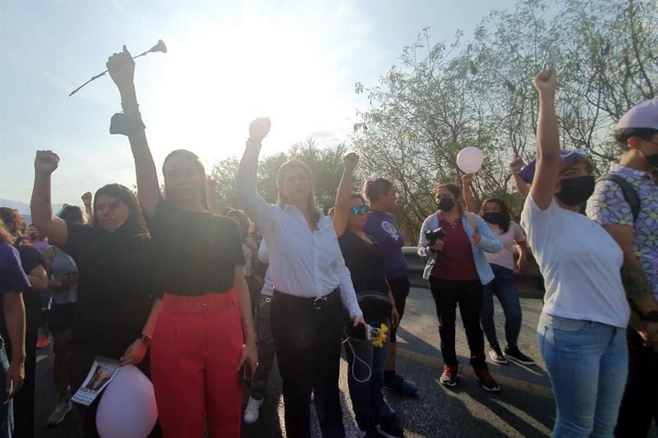 El contingente guardó un minuto de silencio. En el grupo participa Martha Herrera, Secretaria de Igualdad e Inclusión del Gobierno de Nuevo León.