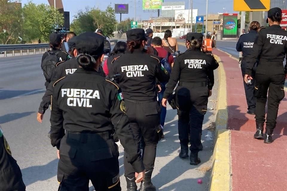 Un grupo de unas 25 mujeres policías de Fuerza Civil se ubican a unos 400 metros de la última fila del contingente.
