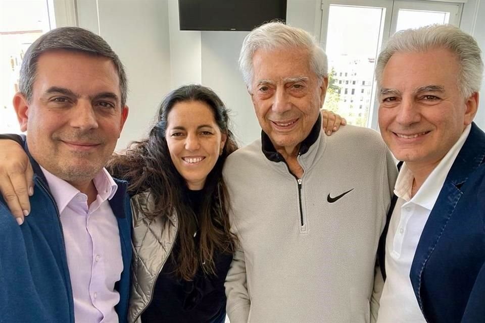 Los hijos de Mario Vargas Llosa, Gonzalo, Morgana y Álvaro (de izq. a der.) informaron del alta médica del escritor y agradecieron al personal de salud en sus redes sociales.
