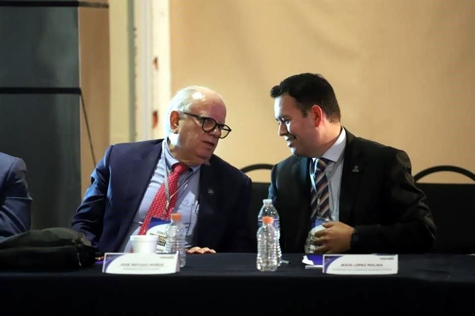Refugio Muñoz (izq.), vicepresidente ejecutivo de la Canacar, y Jesús López Molina, vicepresidente de la Comisión de Transporte de la Concamin.