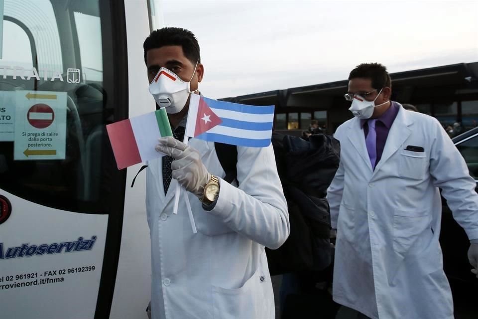 Los médicos cubanos han asistido a países necesitados en diversas partes del mundo, pero legisladores en EU condenan sus condiciones laborales.