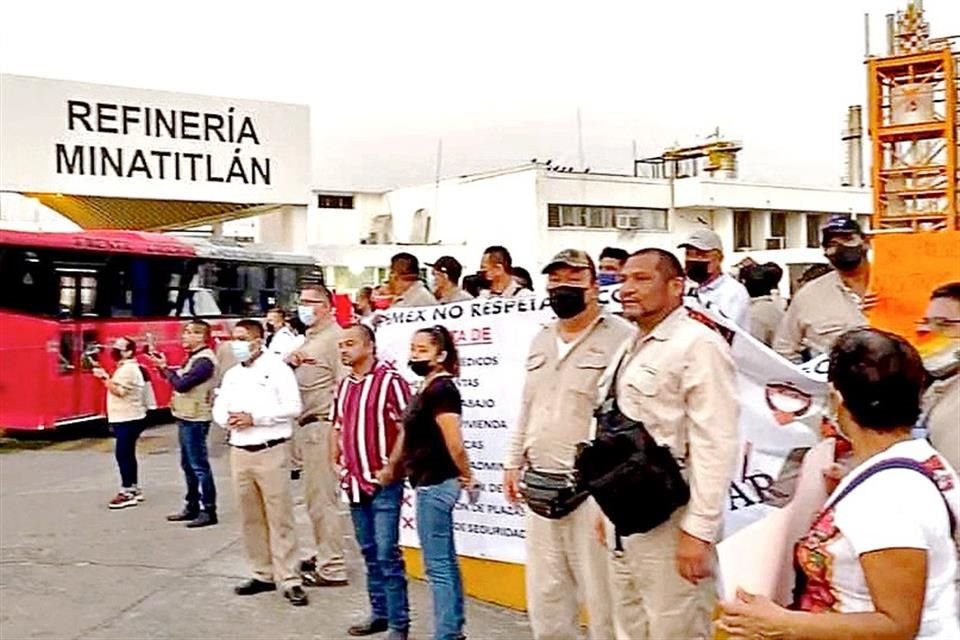 Petroleros protestaron en la refinería de Minatitlán.