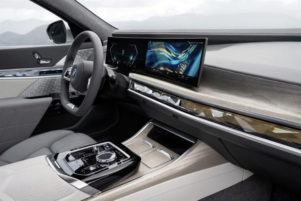 Es el interior cuenta con controles de cristal para la transmisión, encendido del motor, volumen del audio y asientos.