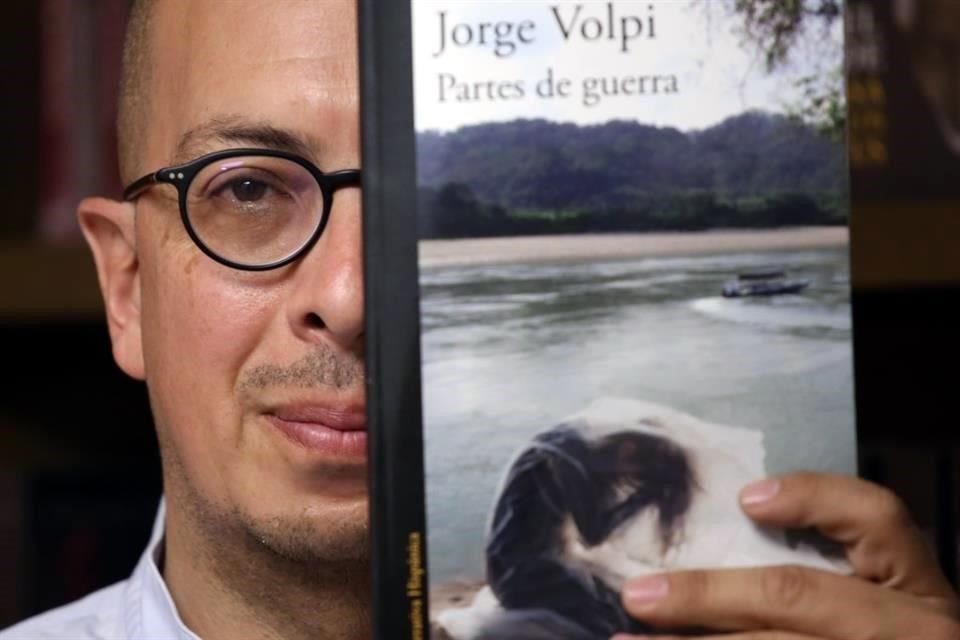 'Pese a que nos creamos muy racionales, al final pesan mucho más las reacciones emocionales que lo racional', dice el escritor Jorge Volpi.
