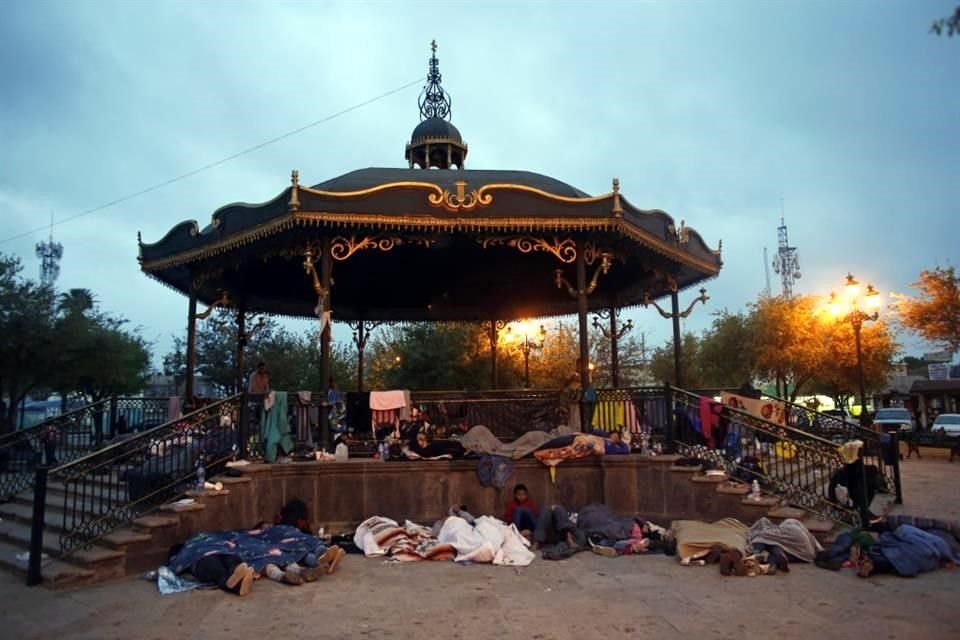 Migrantes descansan en una plaza de Reynosa.