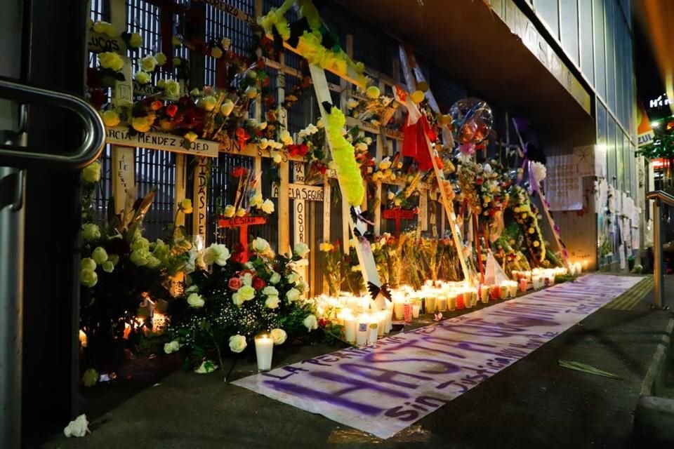 Entre las estaciones Tezonco y Olivos de la Línea Dorada colocaron un memorial para las víctimas.
