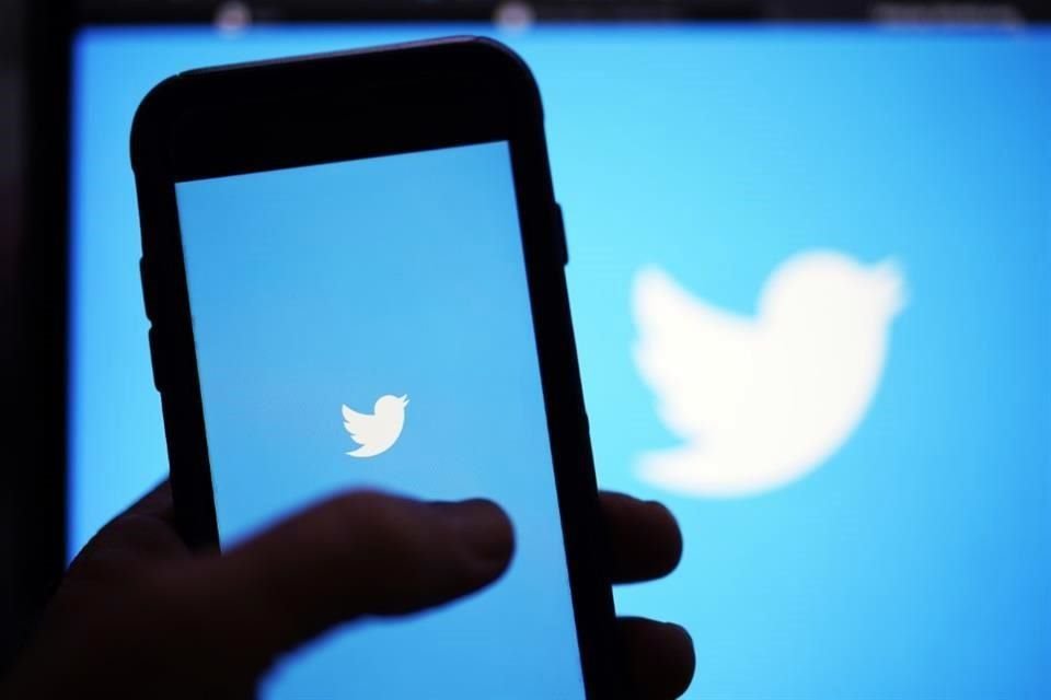Twitter dijo que no está planeando recortes de empleos en toda la empresa, pero sí rescindirá ofertas de empleo que ya están disponibles.