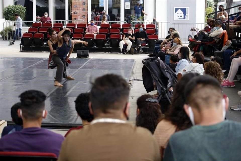 El grupo asisti a la funcin de 'La Cenicienta' que, con motivo del Da del Nio, ofreca el sbado 29 de abril el Ballet de la Ciudad de Mxico.