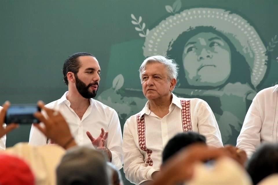 López Obrador y su homólogo de El Salvador Nayib Bukele en 2019 al encabezar un evento del programa Sembrando Vidas como parte del Plan de Desarrollo para la Migración.