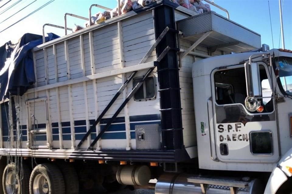 Un camión cargado con decenas de despensas con los logotipos de la alianza PRI-PAN-PRD fue detectado en el Municipio de Lerdo, Durango.