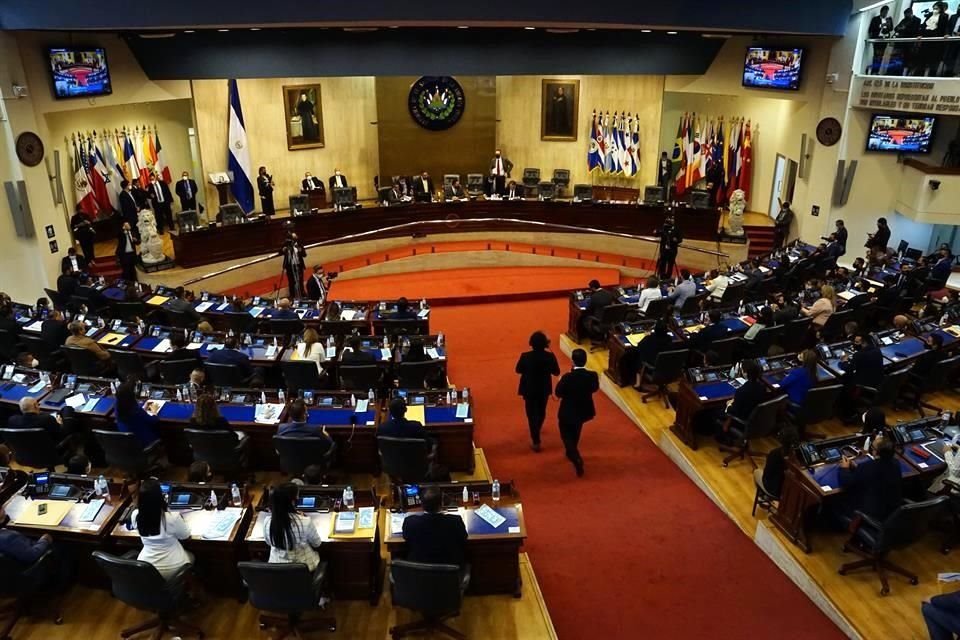 La Asamblea Legislativa de El Salvador, controlada por el partido Nuevas Ideas del Presidente Nayib Bukele, avaló la destitución de los magistrados de Corte Suprema de Justicia.