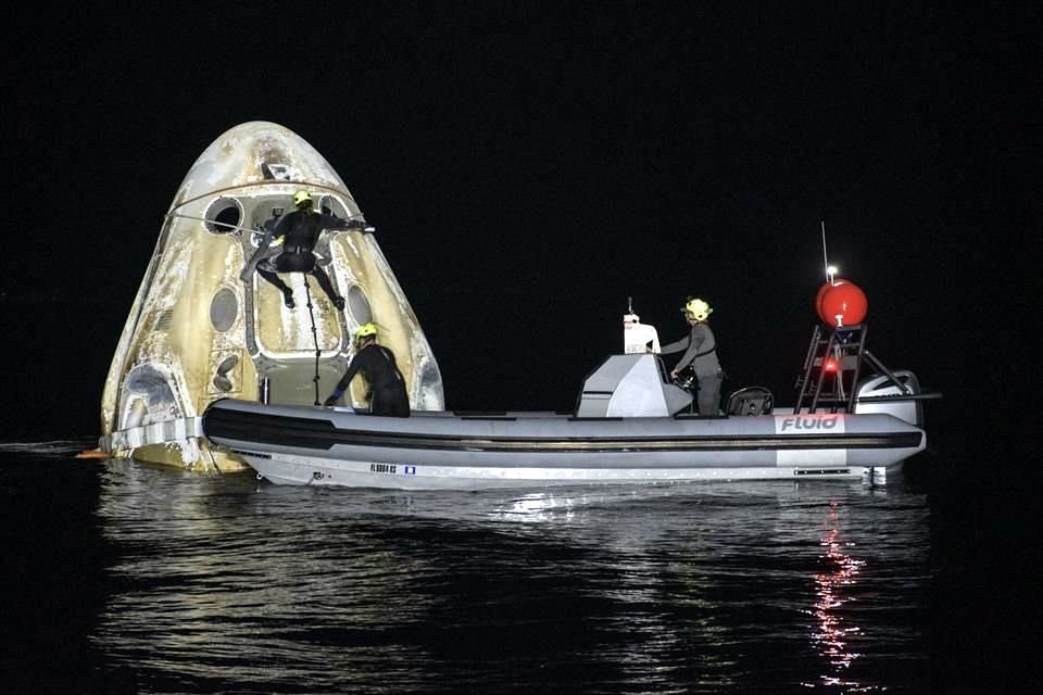 La cápsula Crew Dragon, de SpaceX, amerizó con cuatro astronautas a bordo frente a costas de Florida esta madrugada, tras una misión en EEI.