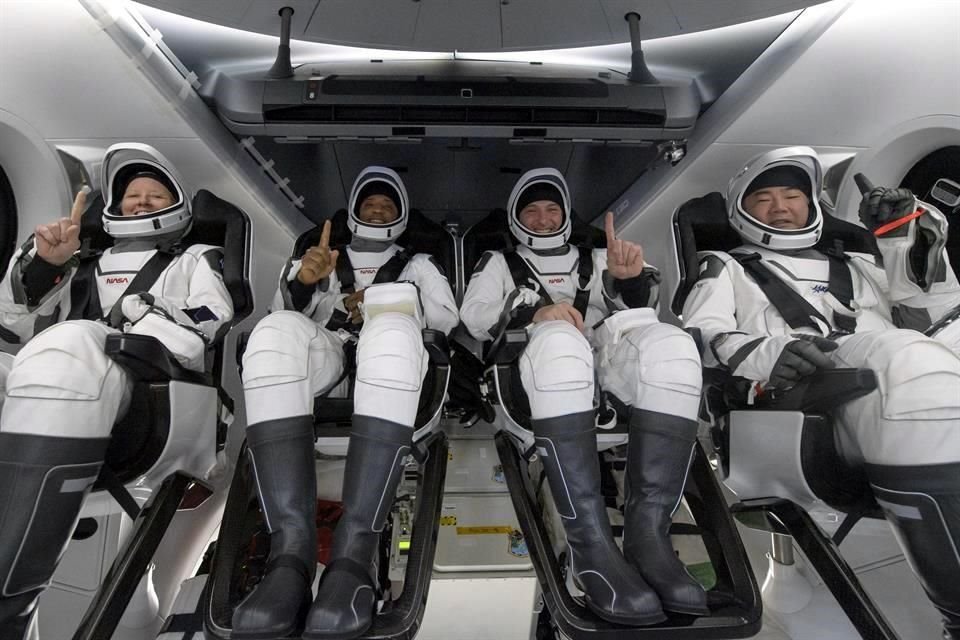 La cápsula Crew Dragon, de SpaceX, amerizó con cuatro astronautas a bordo frente a costas de Florida esta madrugada, tras una misión en EEI.