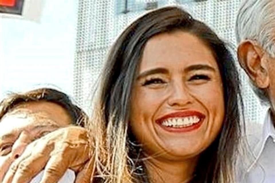 Paloma Rachel Aguilar Correa dejó la Ayudantía para convertirse en Administradora General de Recursos y Servicios del SAT. Pasó de percibir alrededor de 40 mil pesos a más de 103 mil.