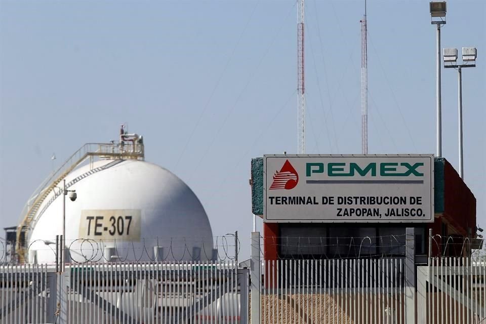 Centro de distribución de combustibles de Pemex, en la ciudad de Guadalajara, estado de Jalisco (México).