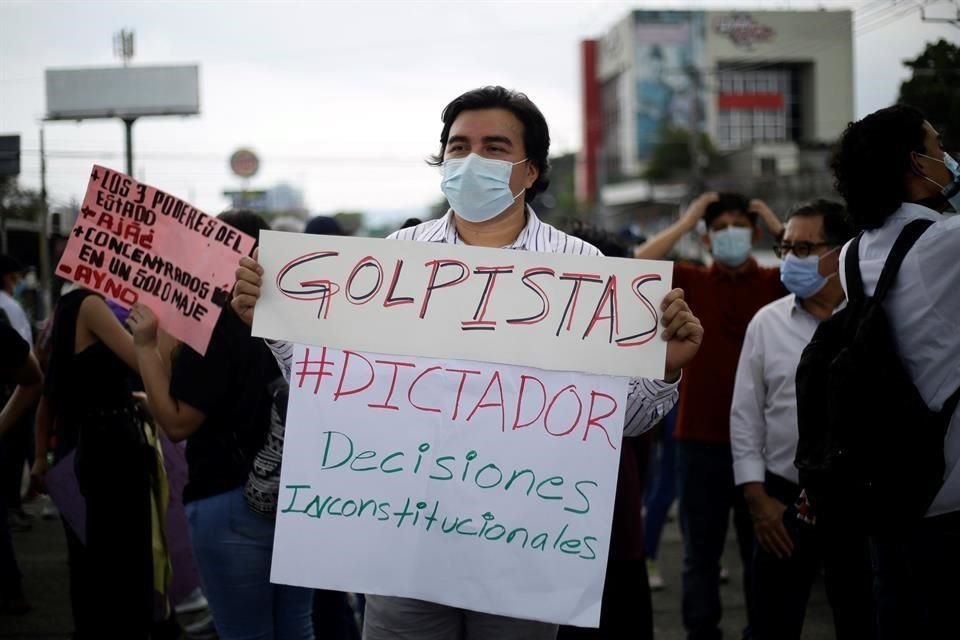 Diversas organizaciones de la sociedad civil se manifiestan en contra de la destitución de magistrados ayer en El Salvador.