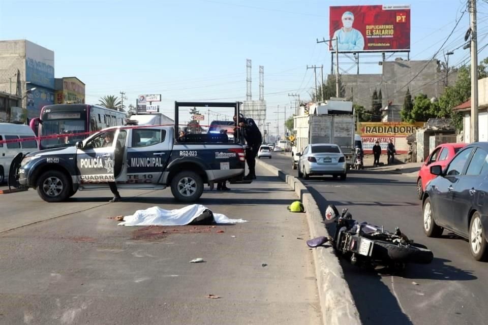 El joven, de 28 años, fue arrollado por un camión de carga cuando circulaba por el carril exclusivo del Mexibús, antes de llegar al cruce con calle Álvaro Obregón.