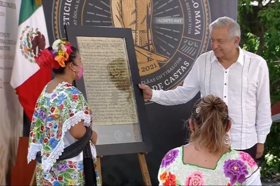 Entrega de la proclama de la Cruz Parlante a la representante del pueblo maya.