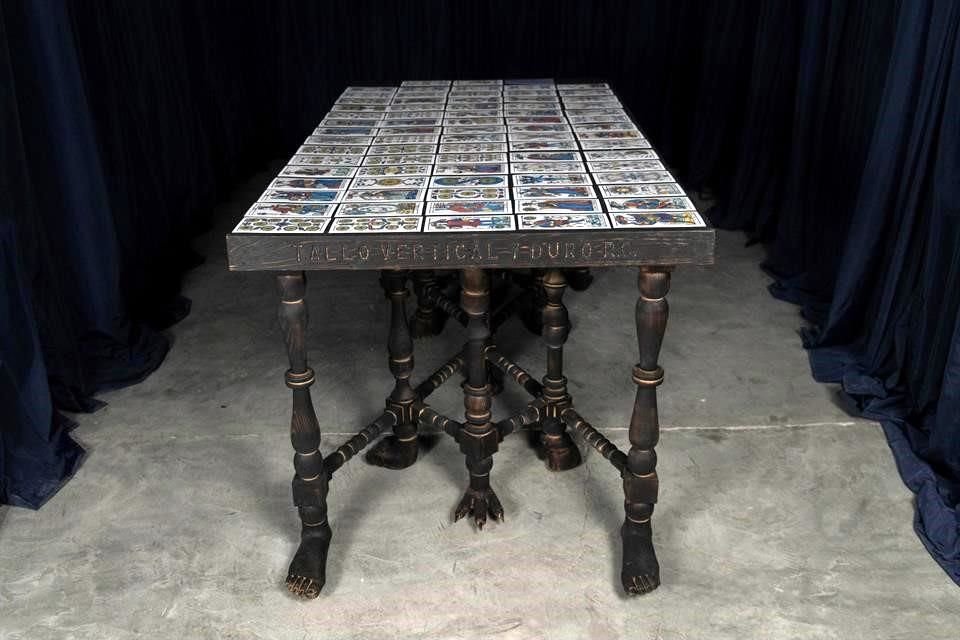 Martínez exhibe en la Galería de Arte Mexicano una peculiar mesa de tarot. La artista reinterpreta la baraja con una visión de género.