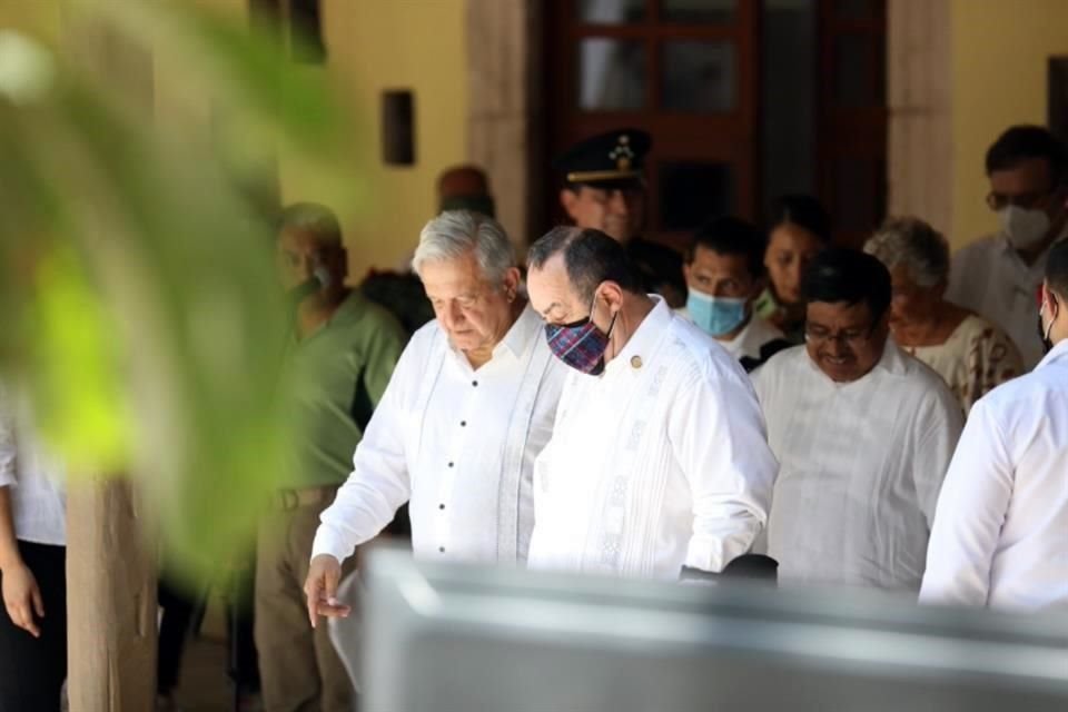 Al concluir la ceremonia, López Obrador y Giammattei intercambiaron palabras durante apenas un minuto.