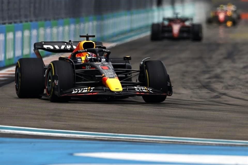 Max Verstappen aprovechó la potencia su auto para rebasar a Charles Leclerc en la vuelta 9.