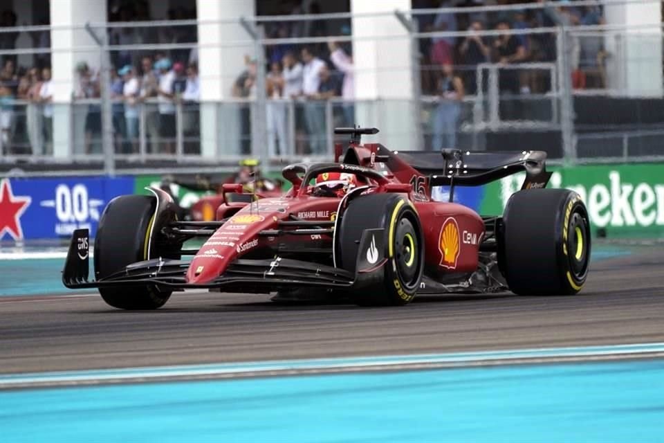 Charles Leclerc intentó recuperar su posición, pero su Ferrari no le dio.