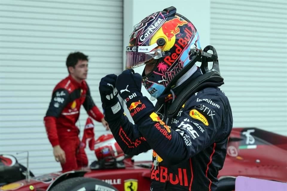 El neerlandés soportó el intento de Leclerc, luego del Safety Car.