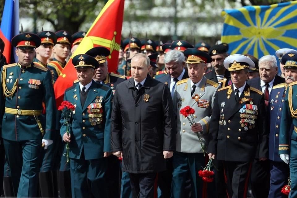 Putin participó en el desfile militar anual en la Plaza Roja de Moscú que conmemora la victoria soviética ante los nazis en 1945.