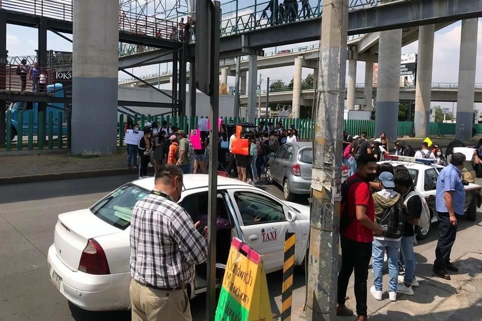 Estudiantes del Tecnológico de Estudios Superiores de Coacalco bloquearon la avenida principal del Municipio por desaparición de una alumna.