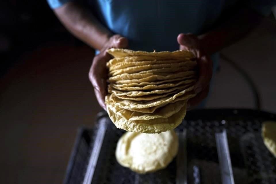 Pese a que la tortilla es uno de los productos de la canasta básica incluido en el paquete contra inflación, su precio ha aumentado considerablemente de mayo a la fecha.