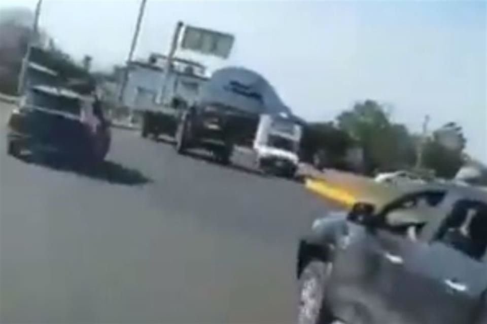 Militares a bordo de al menos 3 camionetas fueron perseguidos por civiles para que abandonaran puesto de control en Nueva Italia, Michoacán.