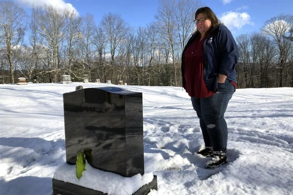 Deb Walker visita la tumba de su hija, quien murió por una sobredosis, en Chester, Vermont.