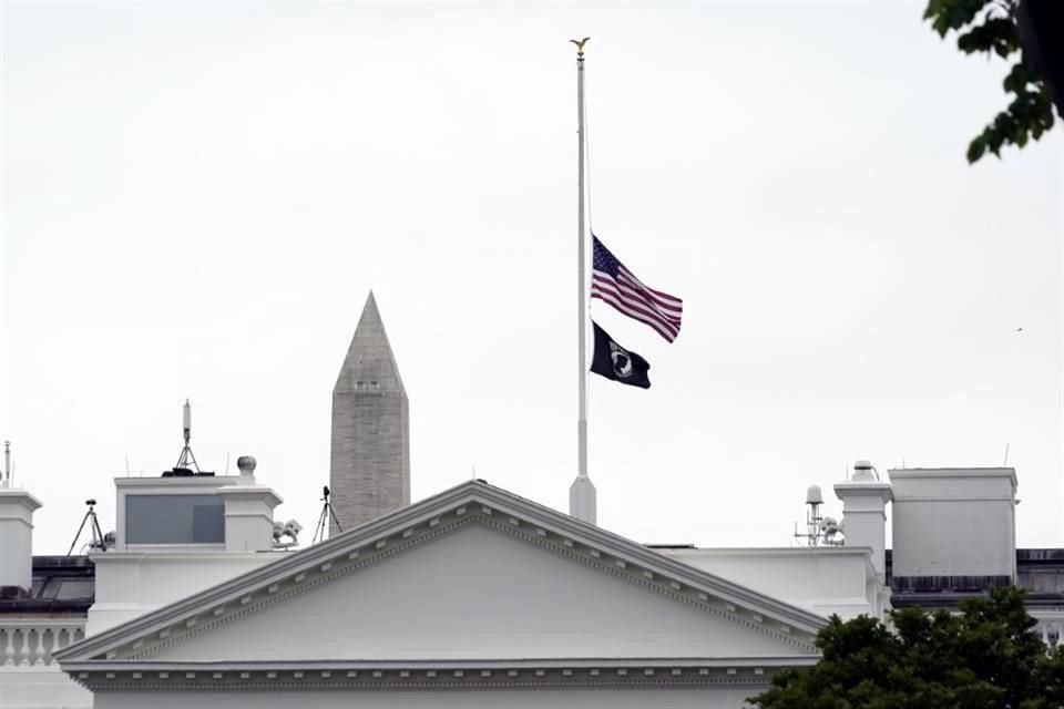 La bandera estadounidense ondea a media asta en la Casa Blanca para recordar al millón de fallecidos por Covid-19.