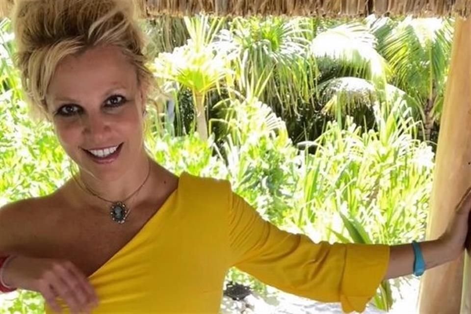 En medio de su embarazo, la cantante Britney Spears fue vista en las playas de Cancún junto a su prometido Sam Asghari.