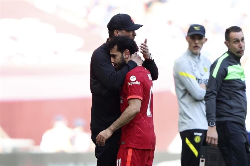 Salah se fue lesionado en el primer tiempo.