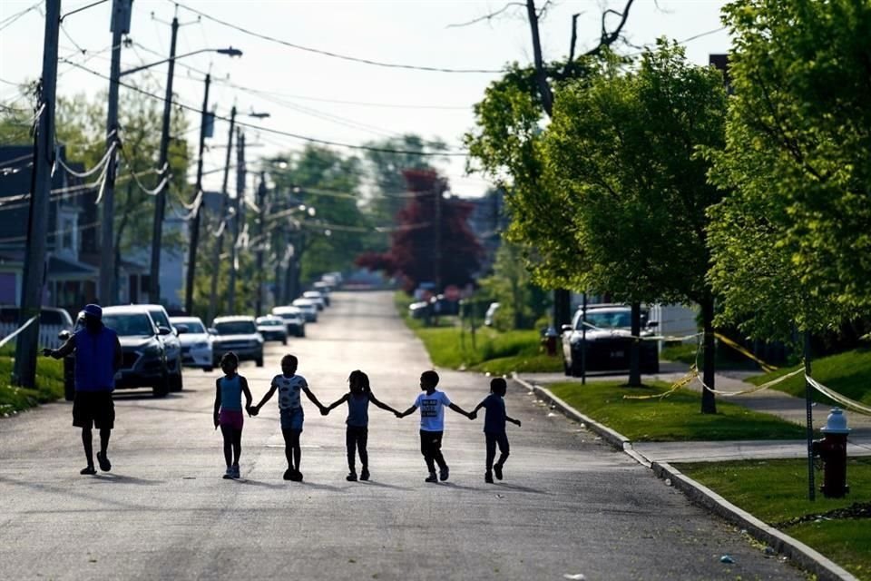 Un grupo de niños camina por las calles de Buffalo, Nueva York, donde ayer un tirador mató a 10 personas por motivos raciales.