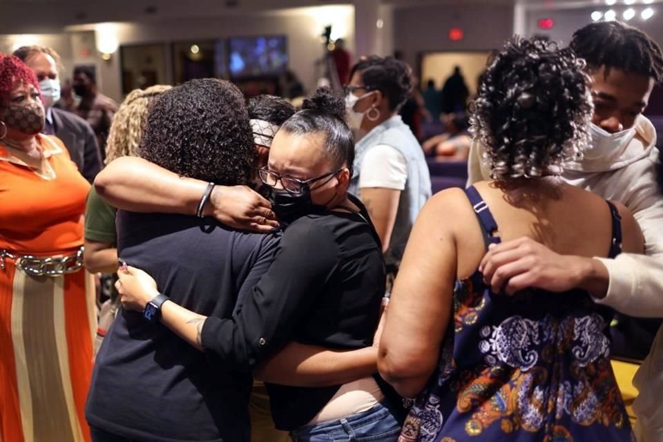 Familiares de las víctimas se abrazan este domingo, en Buffalo.
