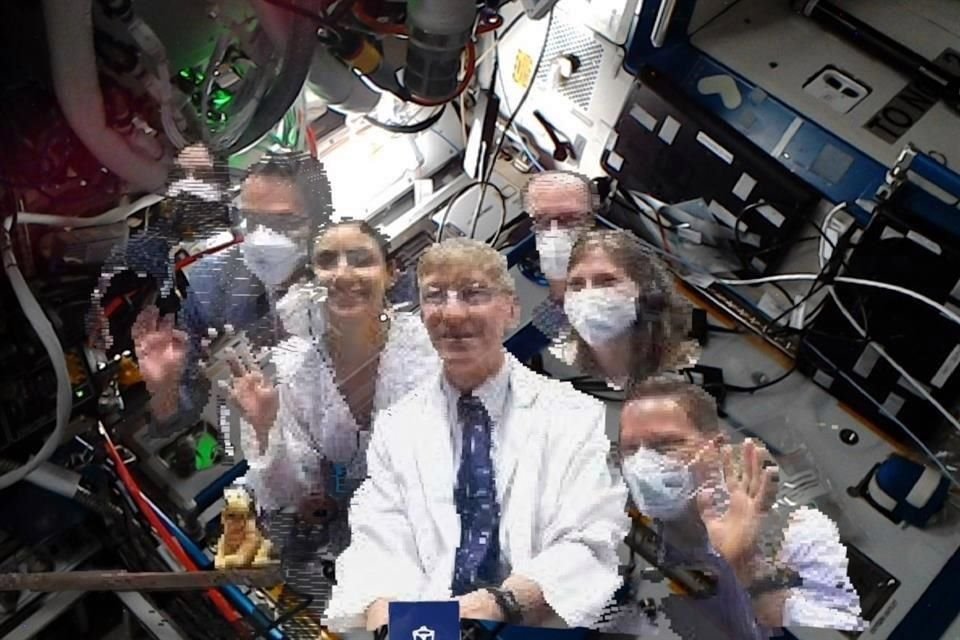 El doctor Josef  Schmid (al centro), cirujano de vuelo de la NASA, es el primer 'holonauta' en la historia; los astronautas de la Estación Espacial Internacional pudieron verlo como si lo tuvieran ahí.