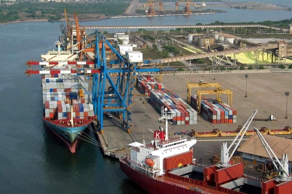 El puerto de Lázaro Cárdenas está saturado no sólo por la llegada de mas vehículos de Asia, también por la falta de infraestructura.