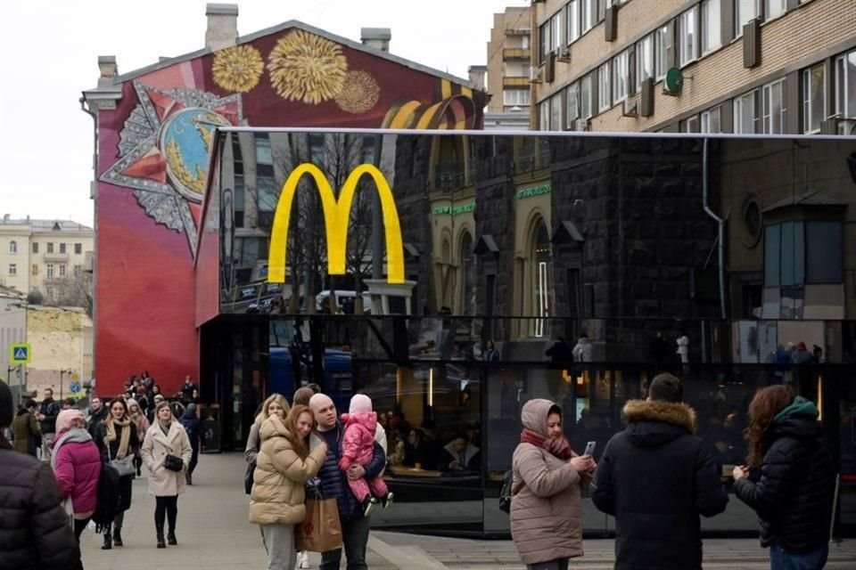 McDonald's dijo que la crisis humanitaria en Ucrania y el entorno operativo impredecible resultante significaron que ya no era sostenible operar en Rusia, 'ni es consistente con sus valores'.