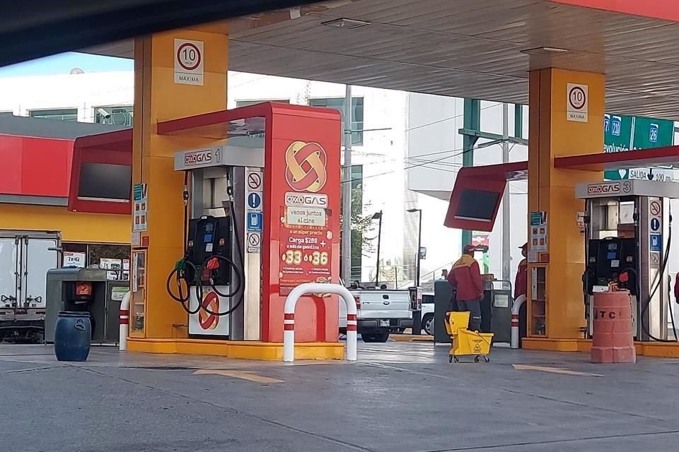 De la marca Oxxo Gas existen 19 estaciones cerradas en Nuevo León por falta de ambas gasolinas, de acuerdo con información de la empresa.