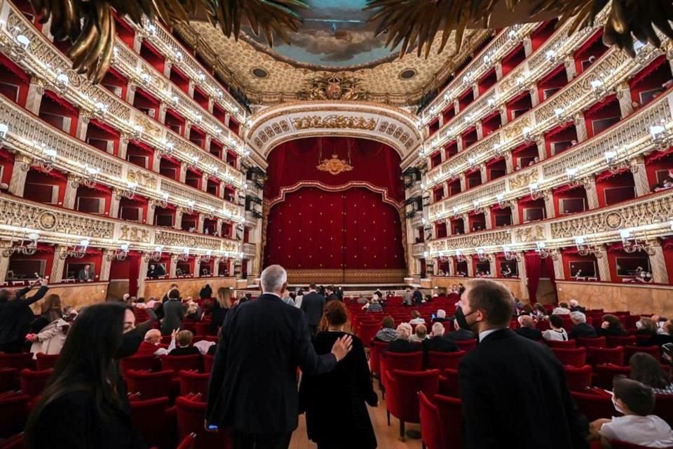 Italia cuenta con cerca de 60 teatros de pera -un rcord mundial-, no slo en las grandes ciudades, como el San Carlo en Npoles, sino tambin en las pequeas.