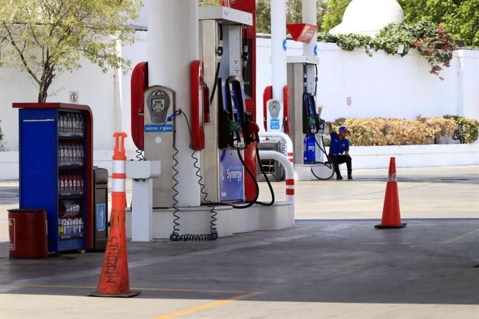 En una gasolinera Mobil ubicada en Morones Prieto e Ismael Garza, en la Col. Caracol, las bombas fueron cerradas ante la falta de combustible.