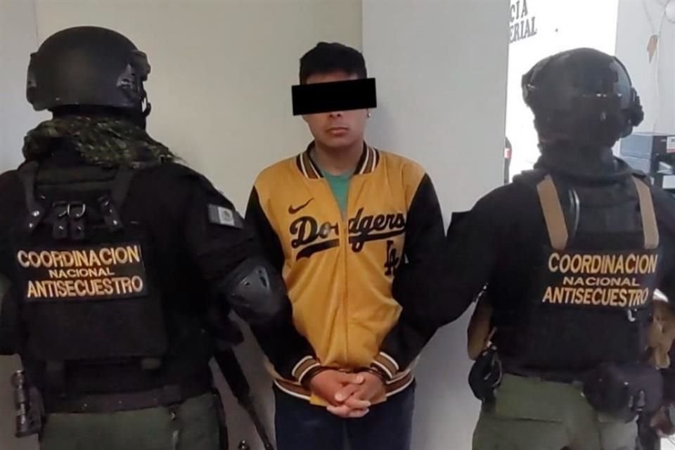 Un reporte de la SSPC indica que el individuo de 20 años de edad fue detenido en Xalapa, Veracruz, con base en una orden de aprehensión girada por el doble homicidio de las comunicadoras.